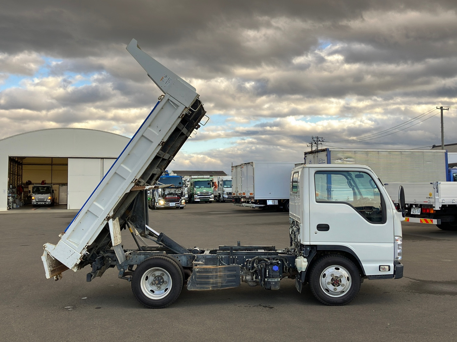 いすゞ エルフ 2PG-NKS88AN(4WD)の写真6