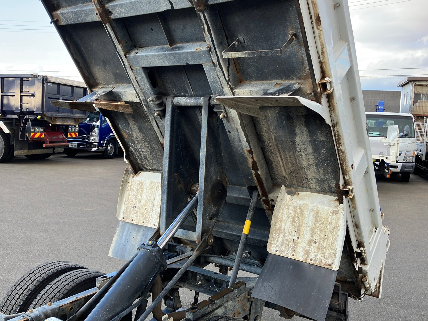 いすゞ エルフ 2PG-NKS88AN(4WD)の写真13