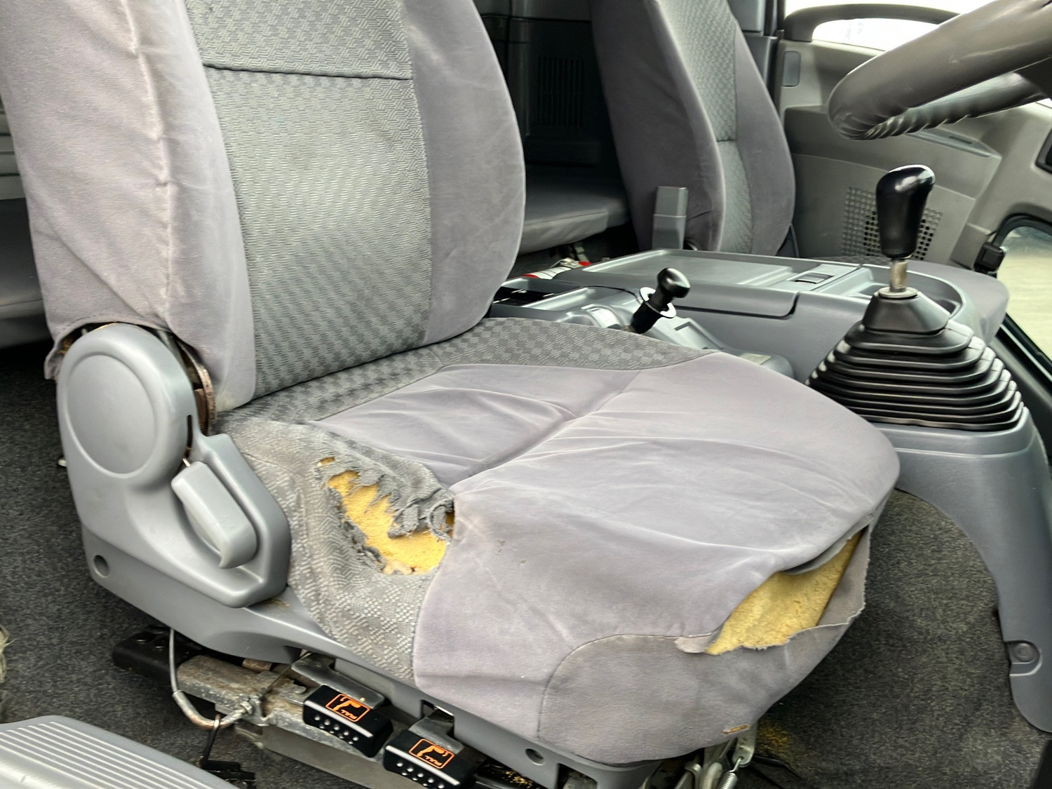 いすゞ フォワード LKG-FTR34S2(2WD)の写真20