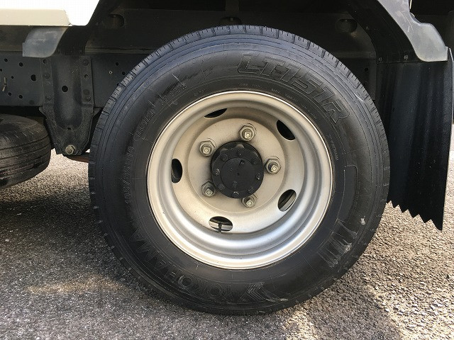 いすゞ エルフ BKG-NKR85A(2WD)の写真40