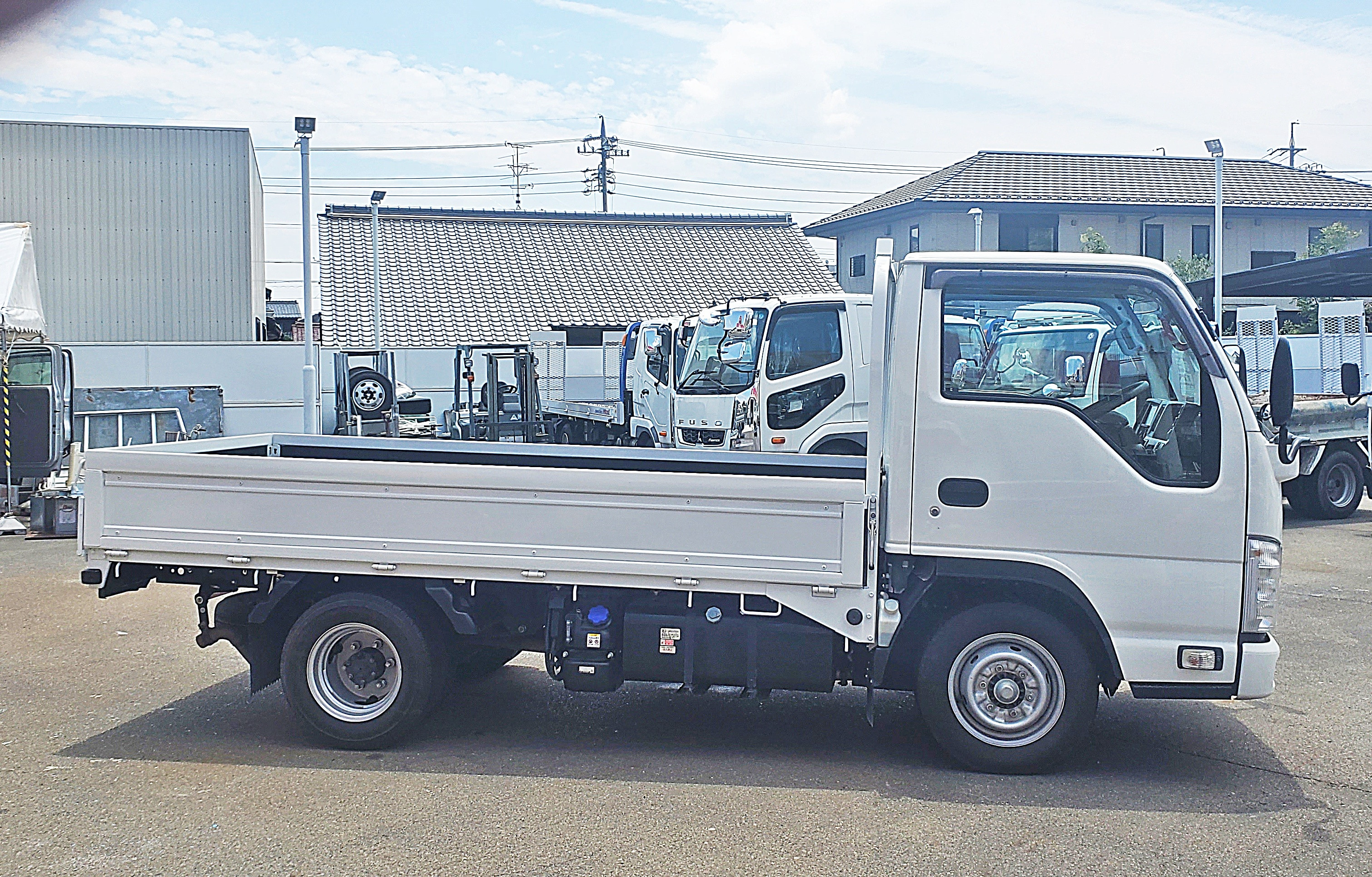 いすゞ エルフ 2RG-NHR88A(2WD)の写真3