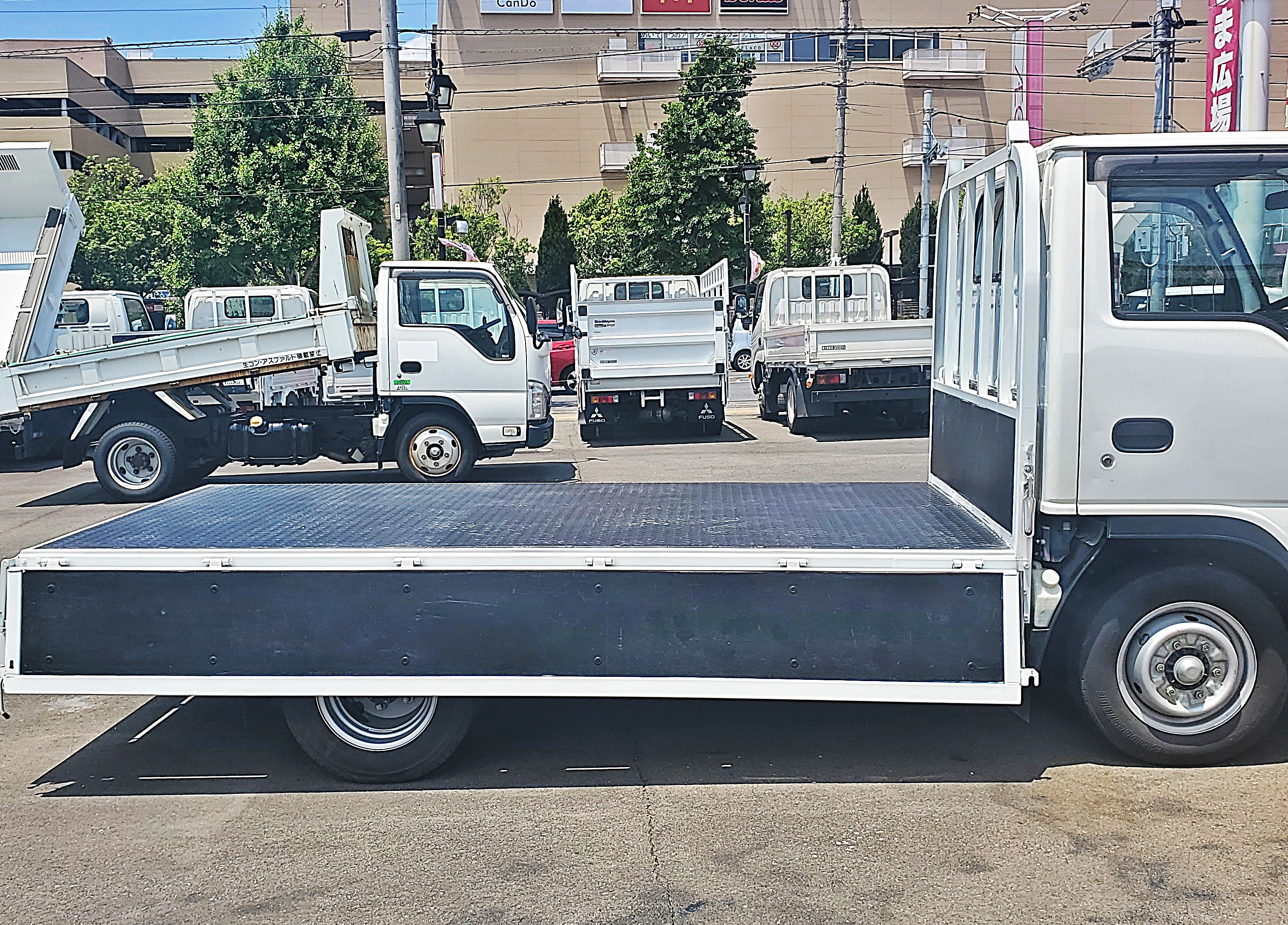 いすゞ エルフ 2RG-NHR88A(2WD)の写真9