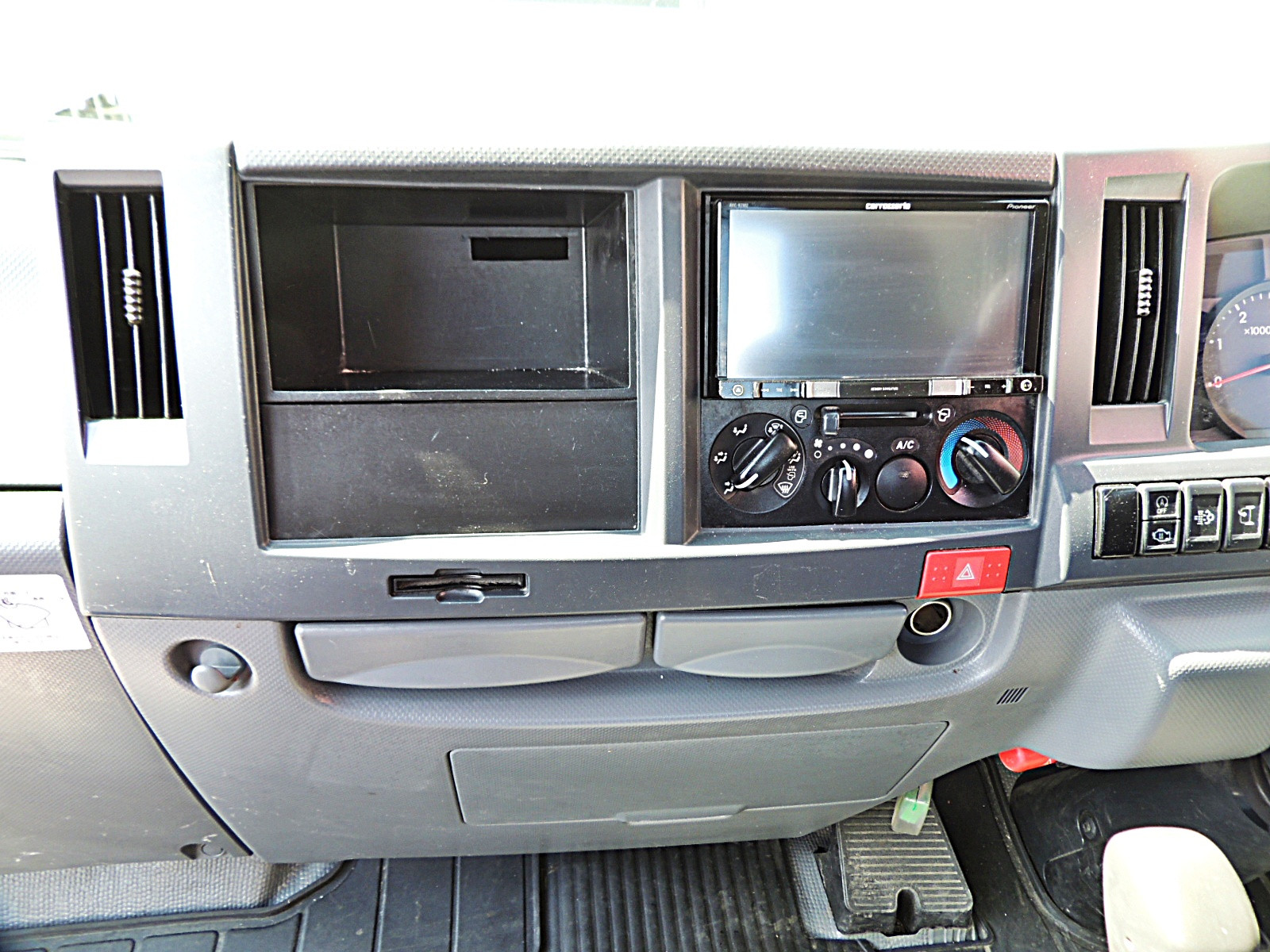 いすゞ エルフ 2RG-NHR88A(2WD)の写真17