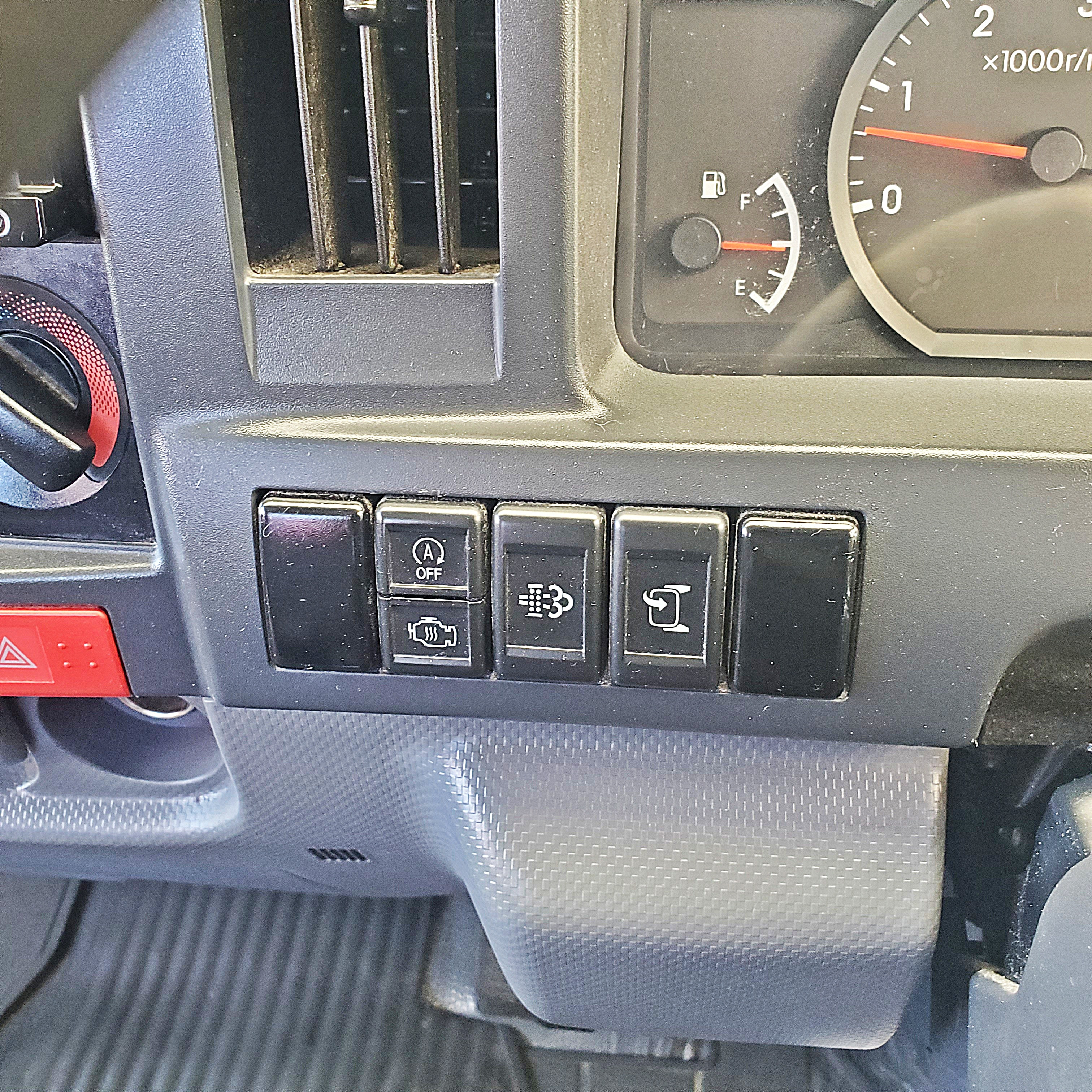 いすゞ エルフ 2RG-NHR88A(2WD)の写真18