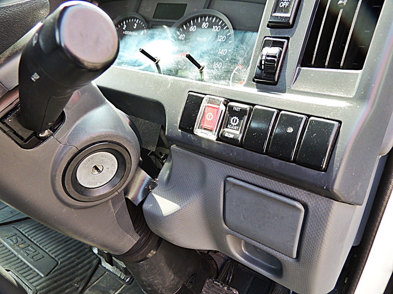 いすゞ エルフ 2RG-NHR88A(2WD)の写真19