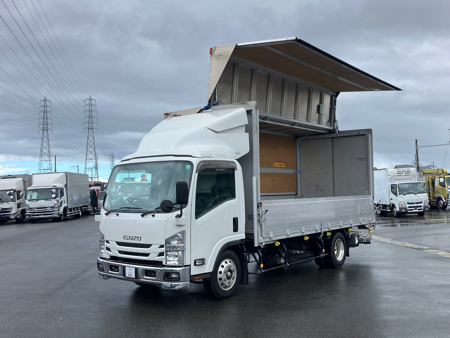 いすゞ エルフ 2RG-NPR88N(2WD)の写真1