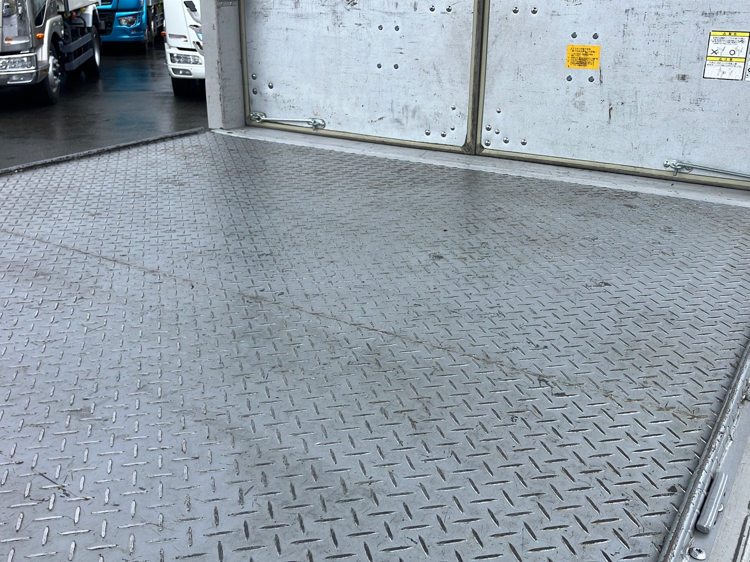 いすゞ エルフ 2RG-NPR88N(2WD)の写真12