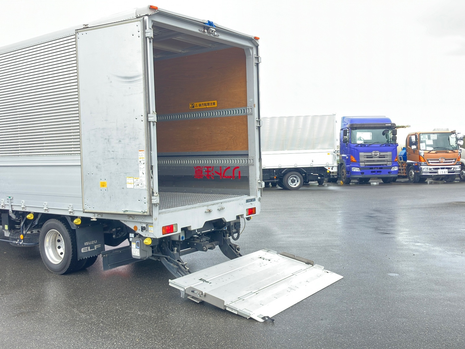 いすゞ エルフ 2RG-NPR88N(2WD)の写真15