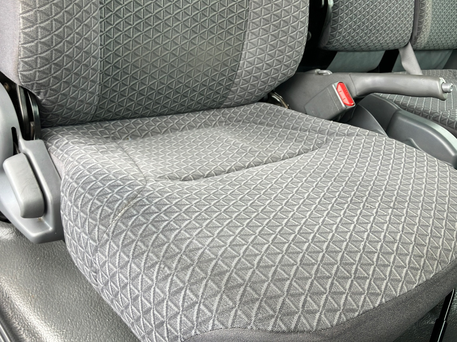 いすゞ エルフ 2RG-NPR88N(2WD)の写真21