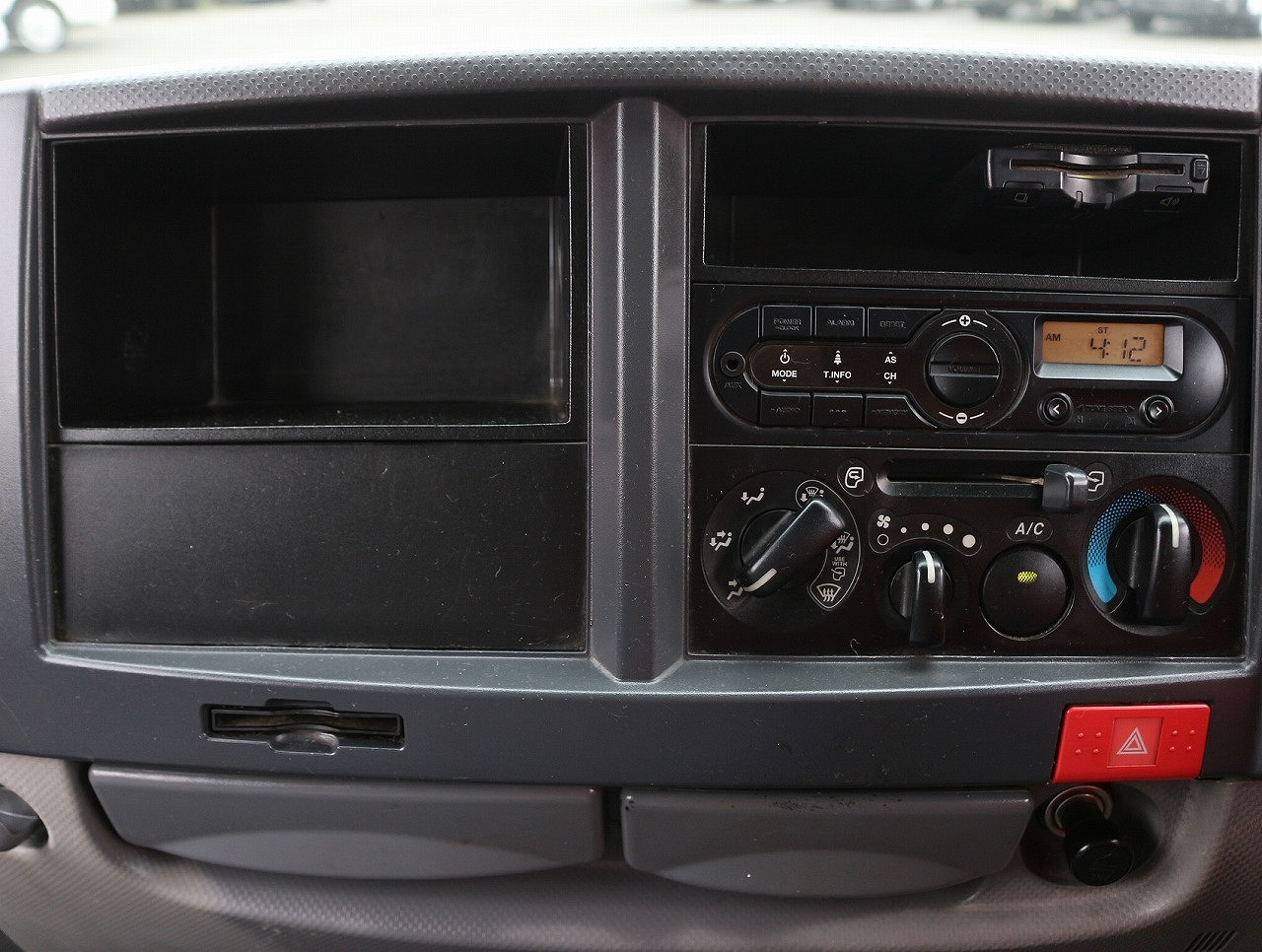 いすゞ エルフ TRG-NJR85A(2WD)の写真32