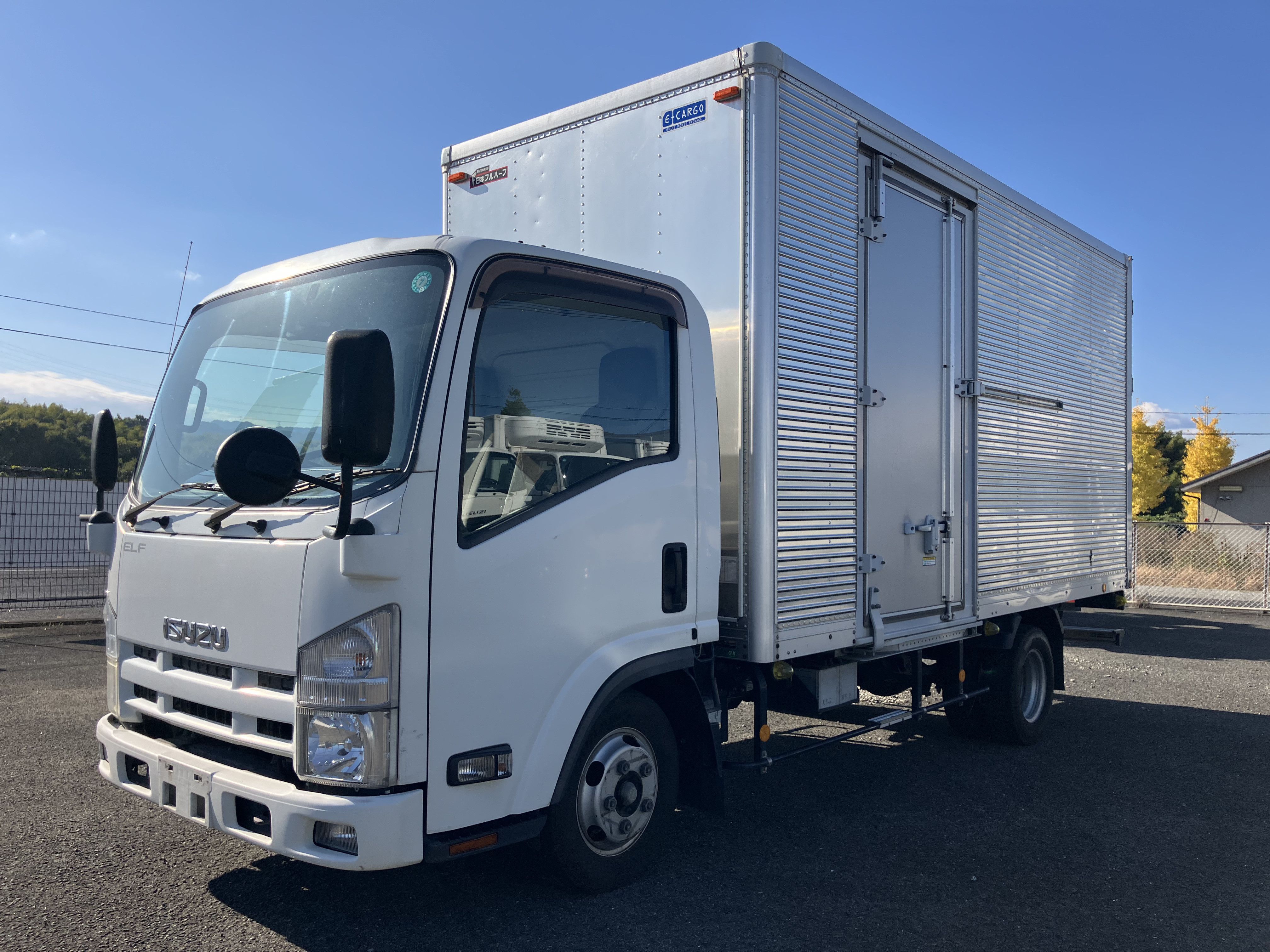 いすゞ エルフ TKG-NLR85AN(2WD)の写真1