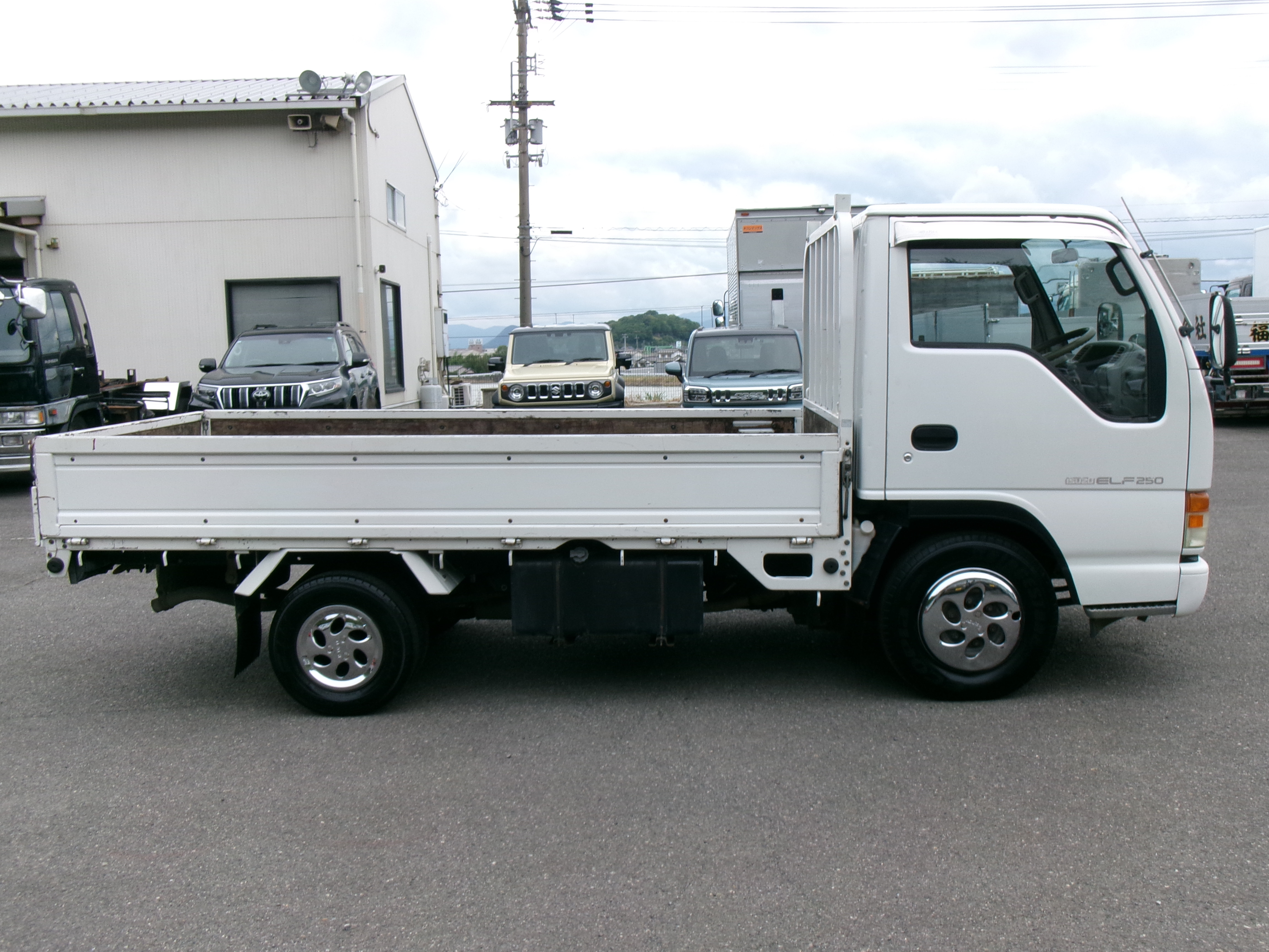 いすゞ エルフ U-NKR66EA(2WD)の写真2