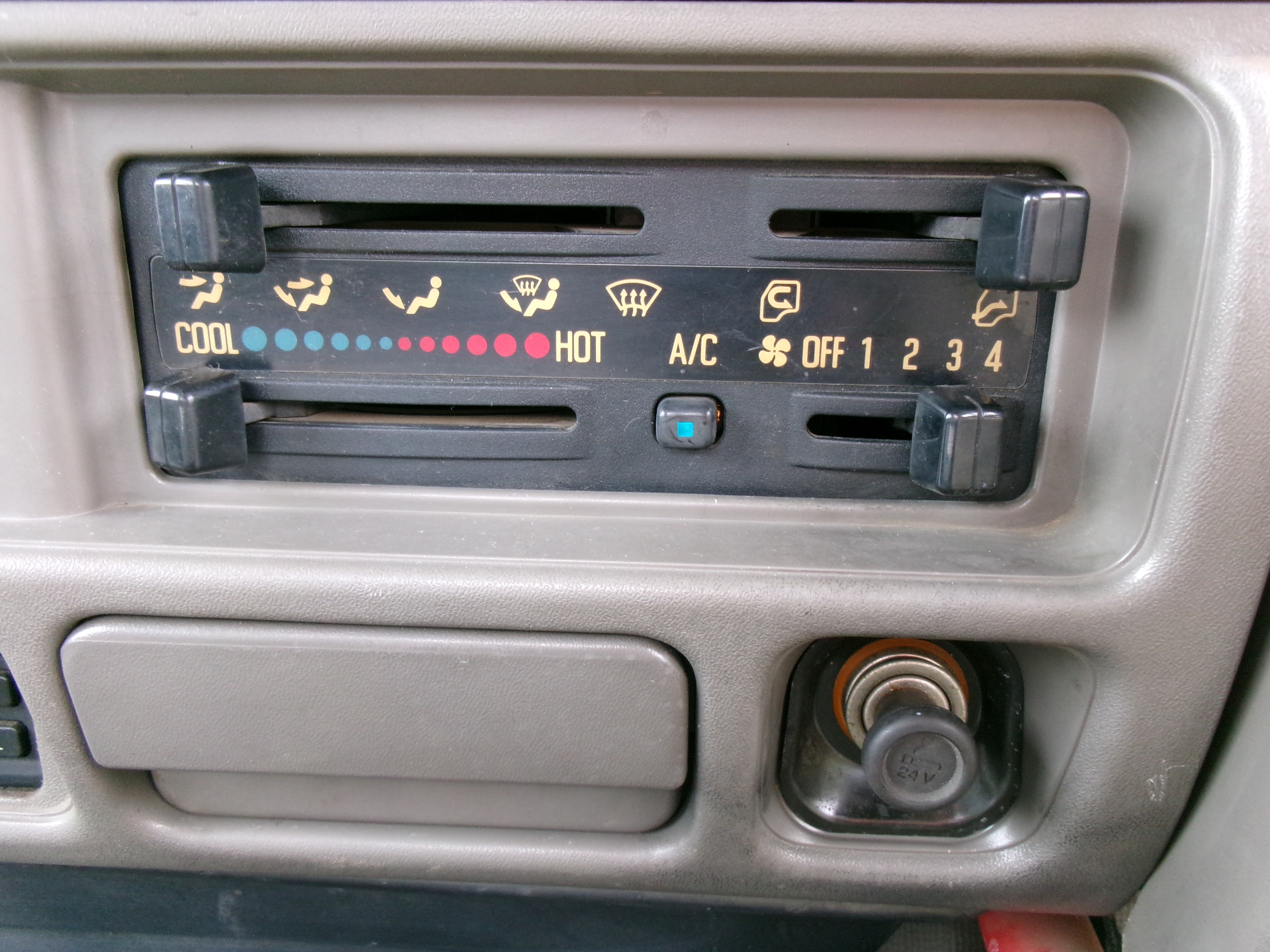 いすゞ エルフ U-NKR66EA(2WD)の写真19