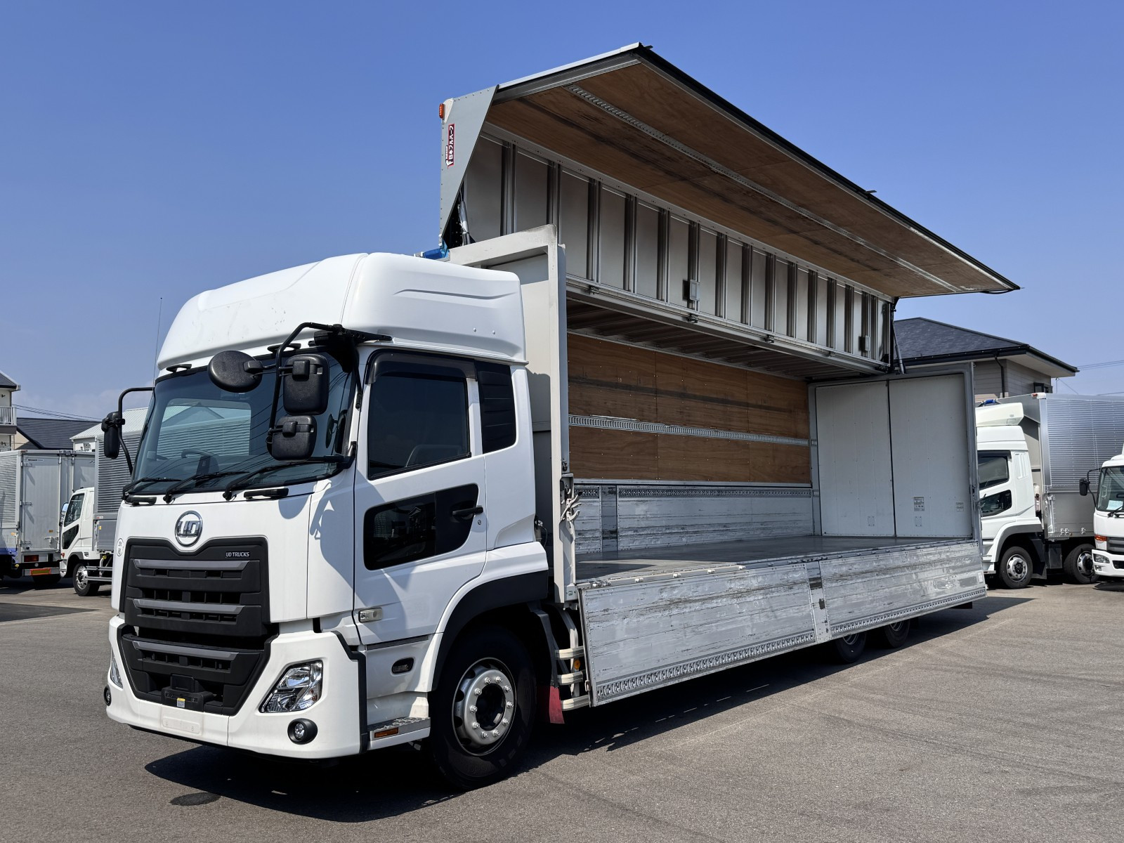 UD クオン 2PG-CD5CA(6x2)の写真1