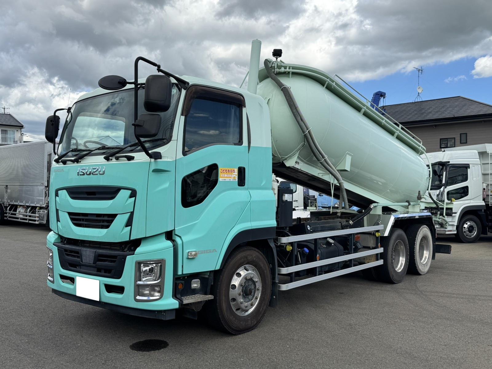 いすゞ ギガ 2PG-CYM77CM(6x2)の写真1