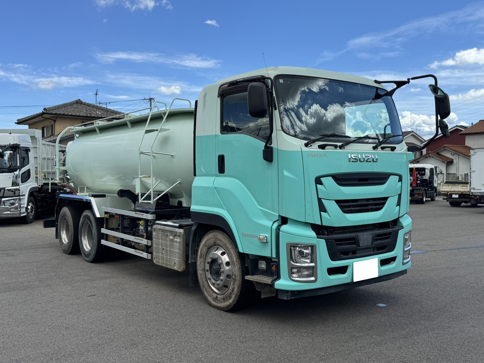 いすゞ ギガ 2PG-CYM77CM(6x2)の写真2