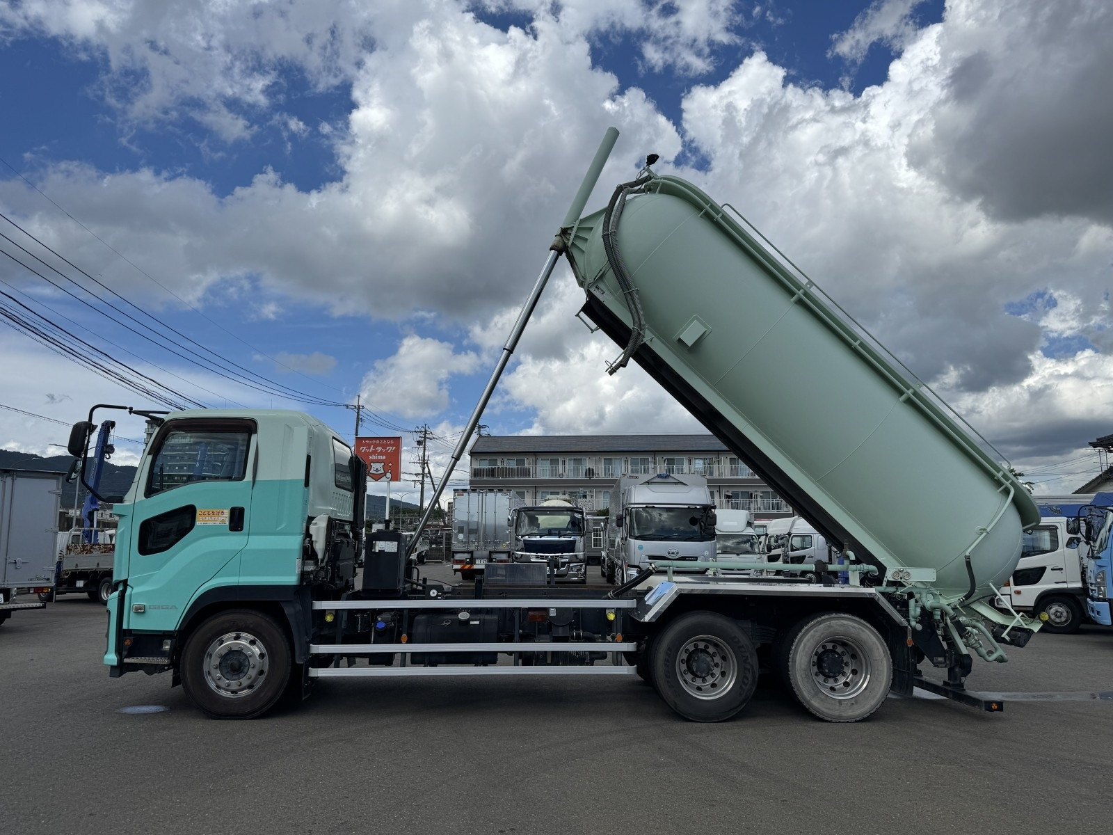 いすゞ ギガ 2PG-CYM77CM(6x2)の写真5