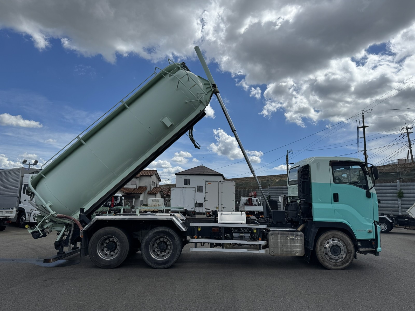 いすゞ ギガ 2PG-CYM77CM(6x2)の写真6