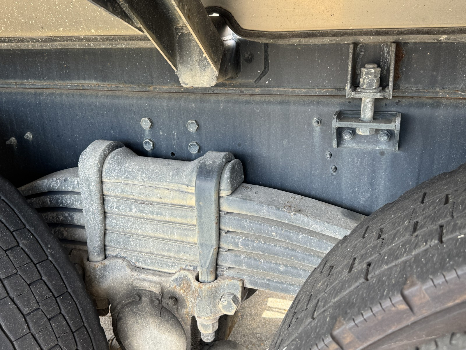 いすゞ ギガ 2PG-CYM77CM(6x2)の写真16