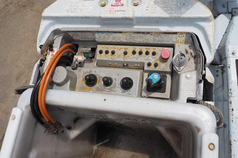 いすゞ エルフ SKG-NKR85YN(2WD)の写真27