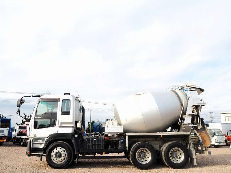 いすゞ ギガ QKG-CXZ77AT(6x4)の写真2