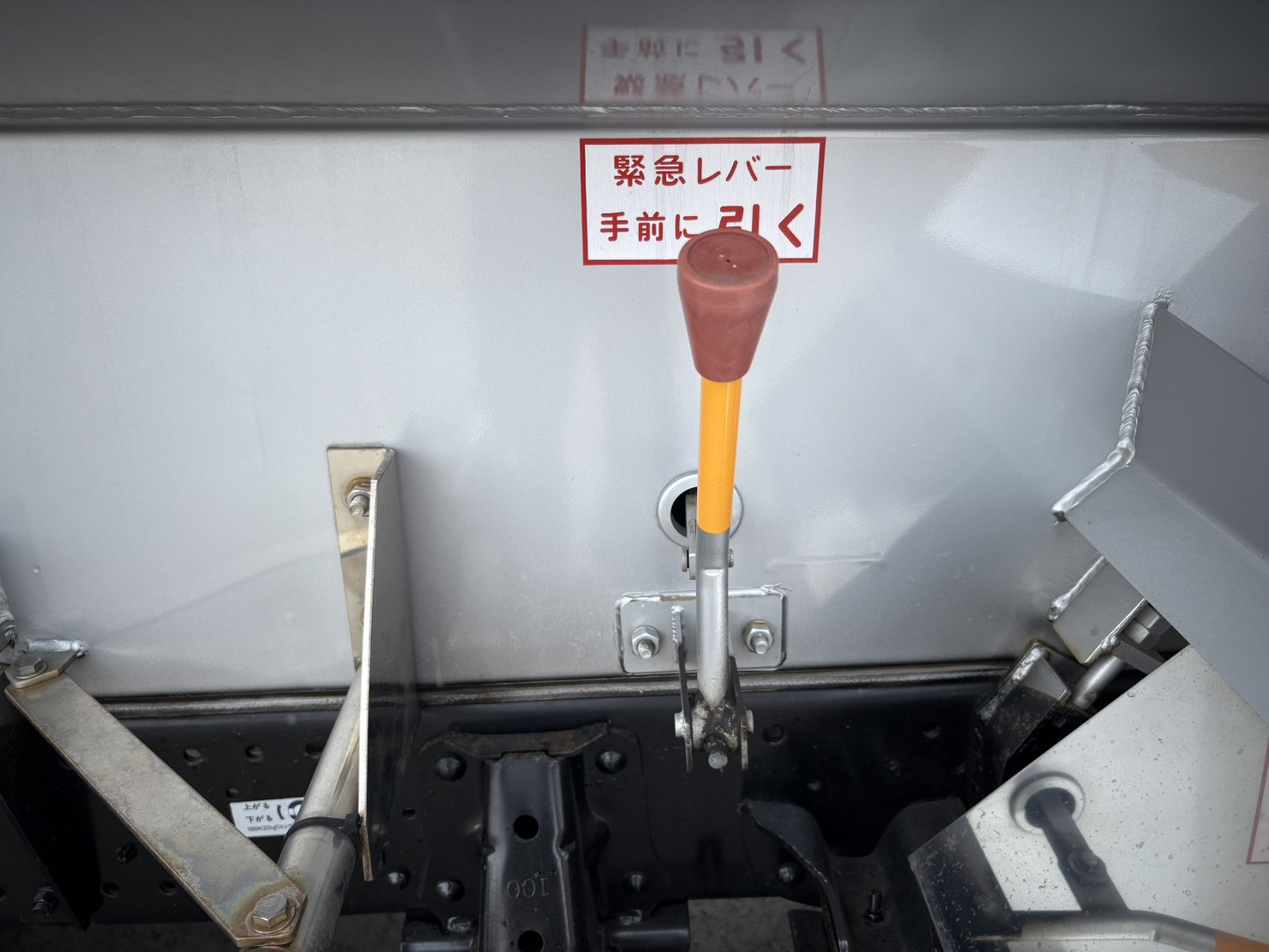 いすゞ エルフ 2RG-NMR88N(2WD)の写真7