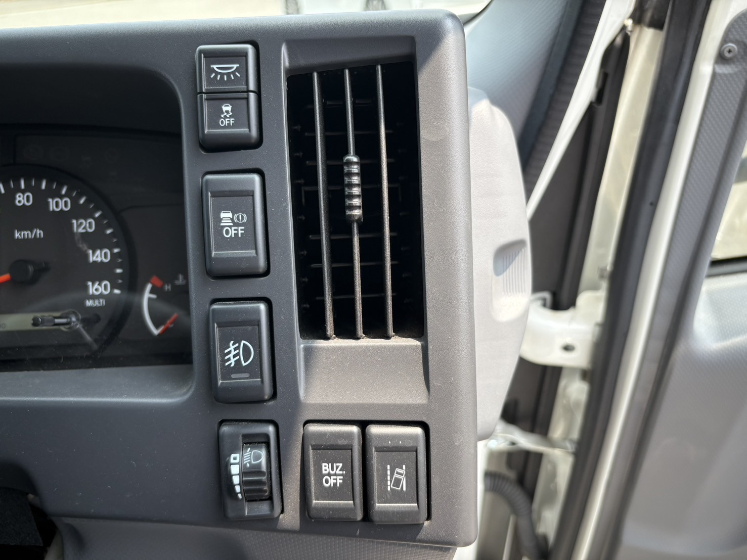 いすゞ エルフ 2RG-NMR88N(2WD)の写真26