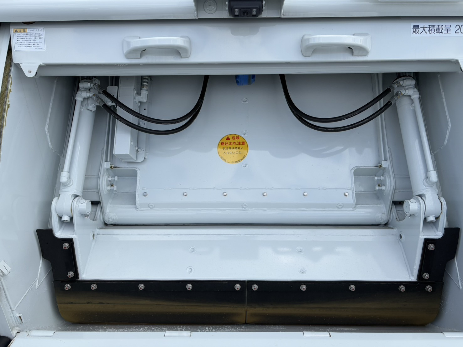 三菱 キャンター 2RG-FEAV0(2WD)の写真11