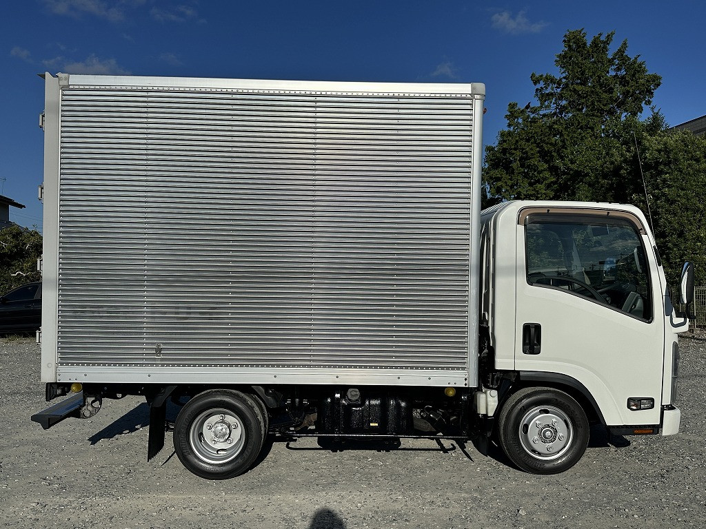 創業以来多くのトラックなどの業務用車両や乗用車の車検・点検・整備・板金・塗装を行ってます！！創業３０年以上の実績と、経験豊富なスタッフが対応いたします。|いすゞ エルフ TRG-NLR85AN(2WD)の写真6