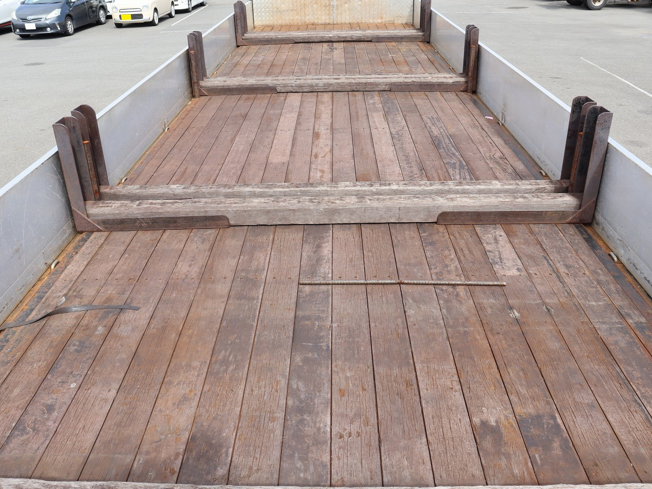 いすゞ ギガ 2PG-CYY77C(6x4)の写真9