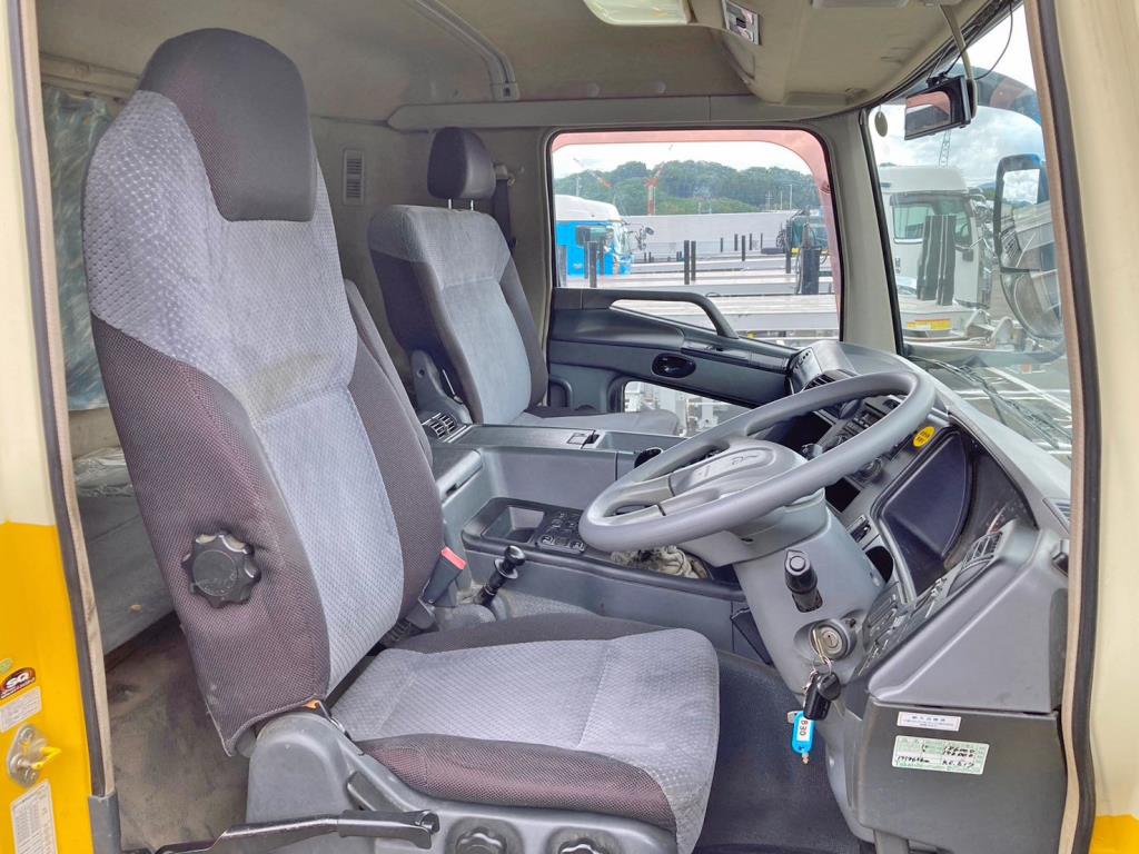 乗車定員は3名です。|三菱 スーパーグレート QDG-FV50VY改の写真9