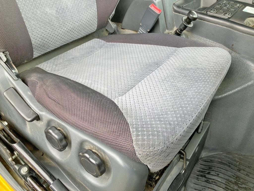 運転席座面にヘタリがあります。|三菱 スーパーグレート QDG-FV50VY改の写真10