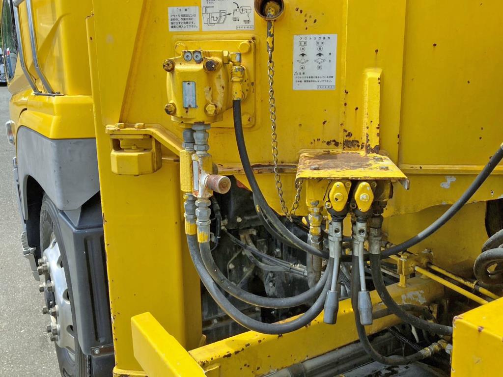 助手席側前方に前後のアウトリガーの張出・格納の操作レバーが付いています。|三菱 スーパーグレート QDG-FV50VY改の写真31