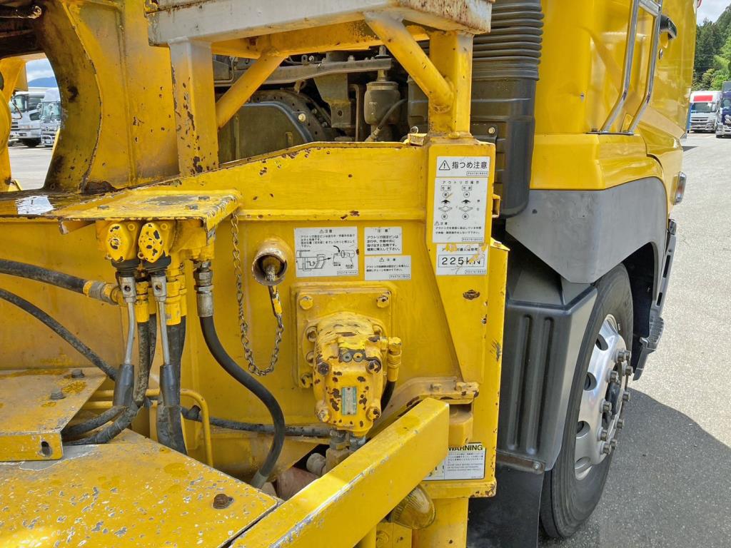 運転席側前方に前後のアウトリガーの張出・格納の操作レバーが付いています。|三菱 スーパーグレート QDG-FV50VY改の写真36