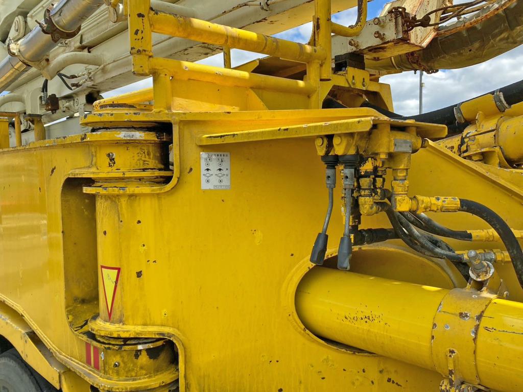 運転席側中央部に前後のアウトリガーの伸長レバーが付いています。|三菱 スーパーグレート QDG-FV50VY改の写真37