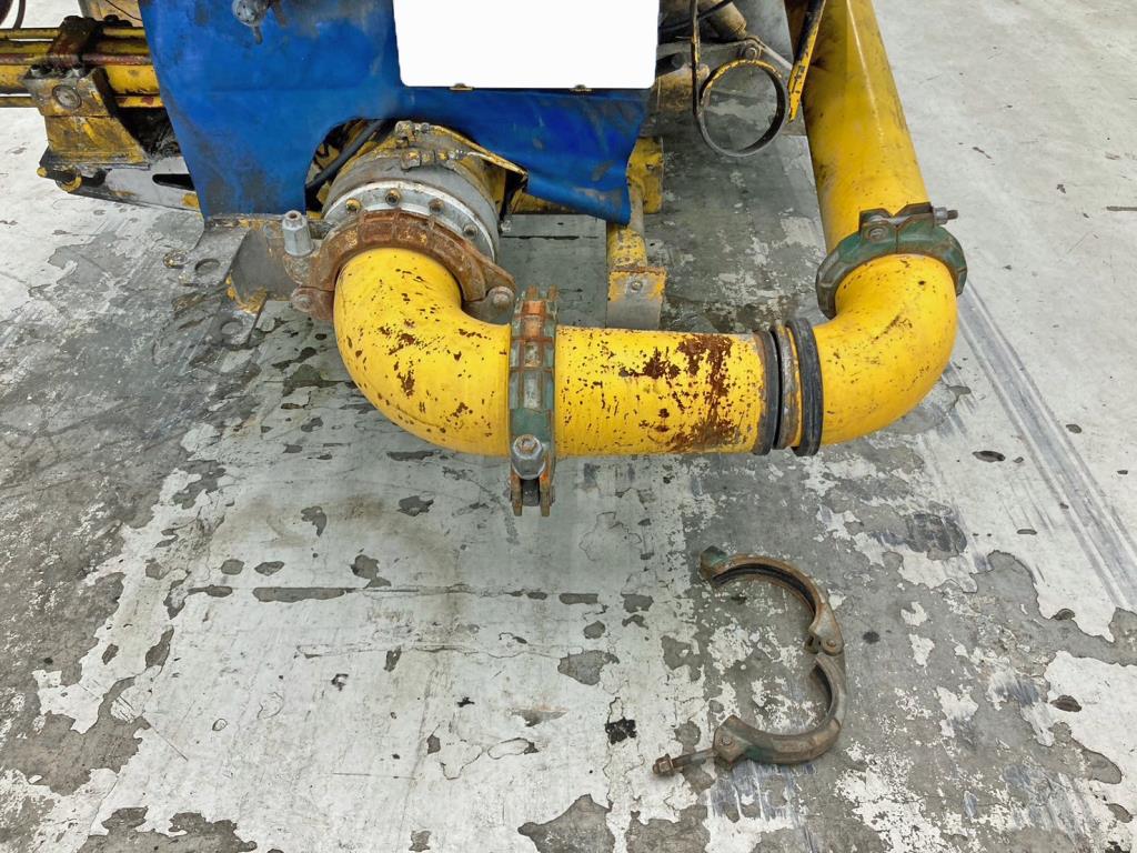 ホッパーを上げる際のインチテーパ管とインチベンド管接続のジョイントを外した状態です。|三菱 スーパーグレート QDG-FV50VY改の写真38