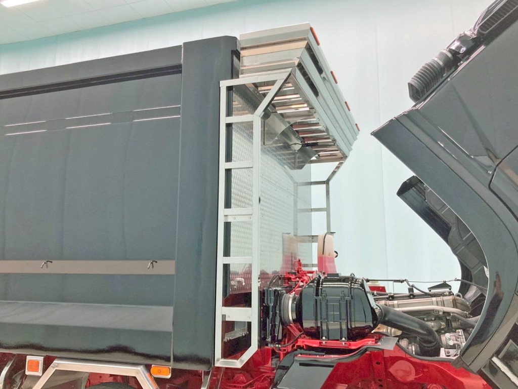 シートデッキ 及び 左右ハシゴはステンレス製です。|三菱 スーパーグレート 2KG-FS70HZの写真17