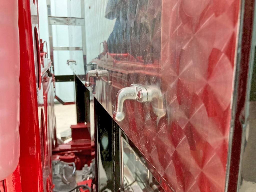 前壁下部にフックが付いています。（助手席側）|三菱 スーパーグレート 2KG-FS70HZの写真20