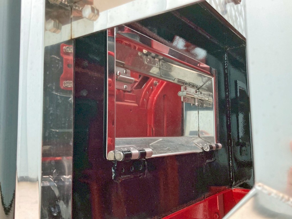 前壁運転席側下部にステンレス製の小窓が付いています。|三菱 スーパーグレート 2KG-FS70HZの写真21