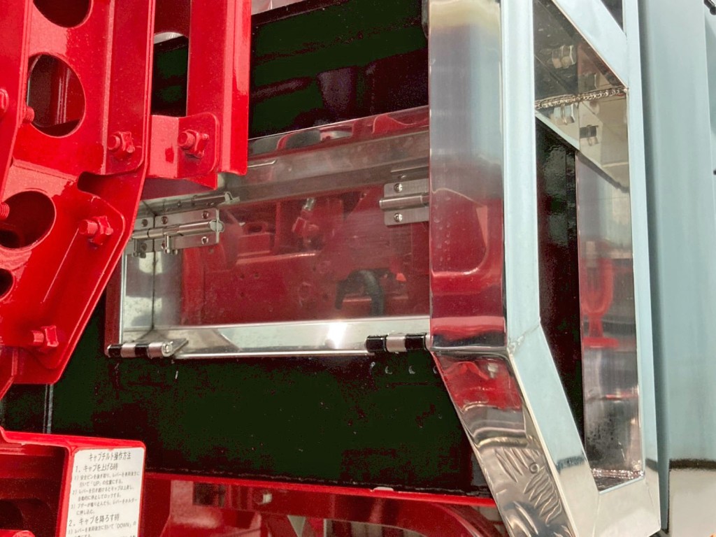 前壁助手席側下部にステンレス製の小窓が付いています。|三菱 スーパーグレート 2KG-FS70HZの写真23