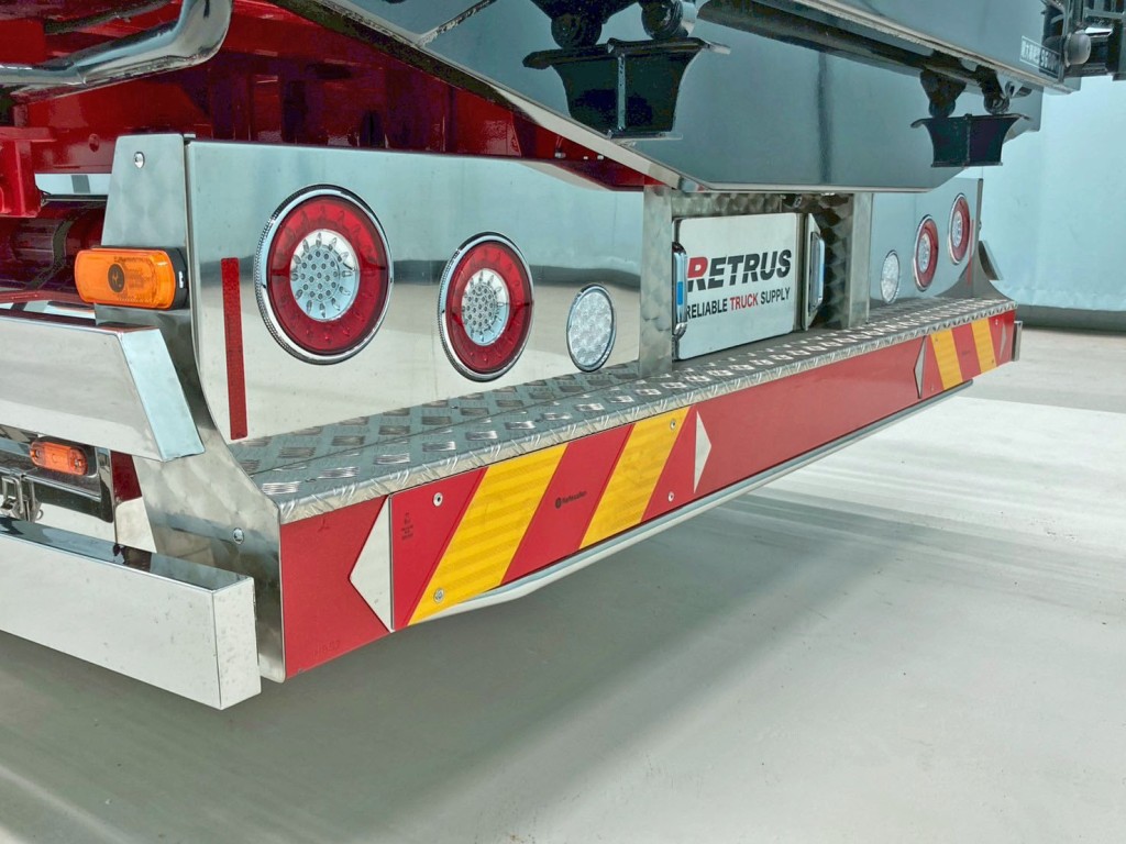 左右テールランプブラケットはステンレス製、リヤバンパー上部に縞板アルミが張られています。|三菱 スーパーグレート 2KG-FS70HZの写真27