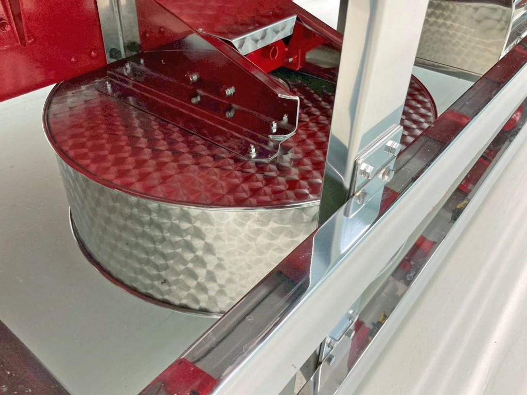 ボディー助手席側後方にウロコステンのスペアタイヤカバーが付いています。|三菱 スーパーグレート 2KG-FS70HZの写真28