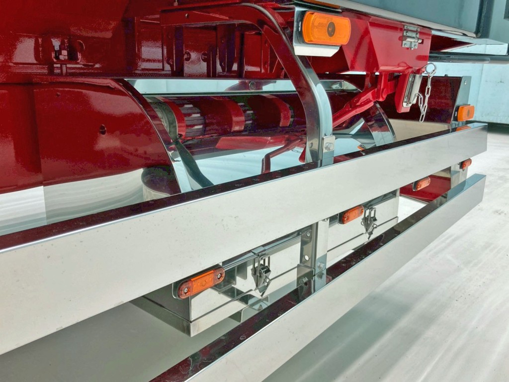 ボディー助手席側後方にステンレス製の工具箱が付いています。|三菱 スーパーグレート 2KG-FS70HZの写真30