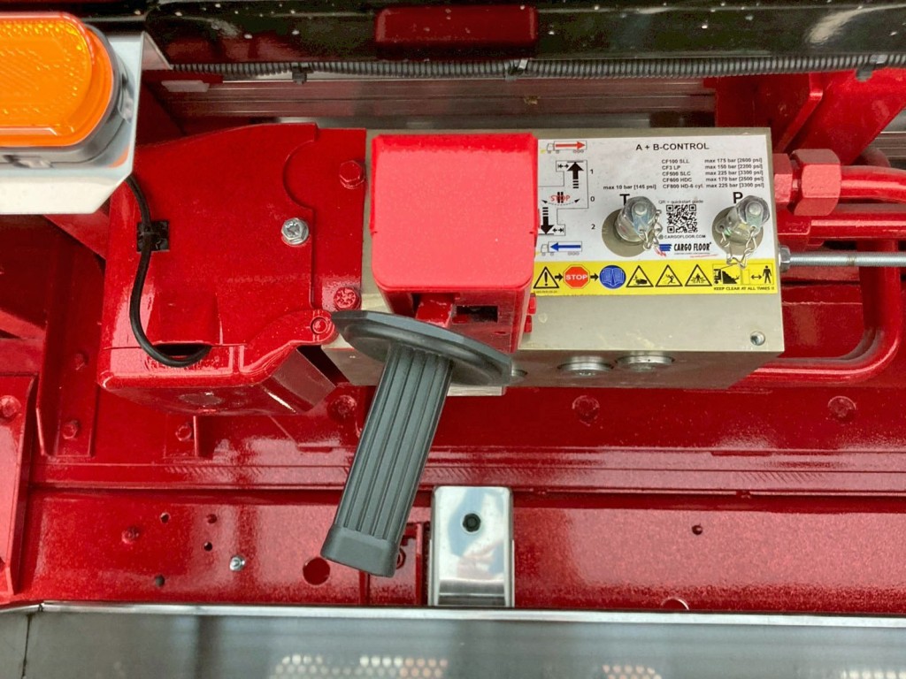 ムービングフロアーの操作レバーです。|三菱 スーパーグレート 2KG-FS70HZの写真32