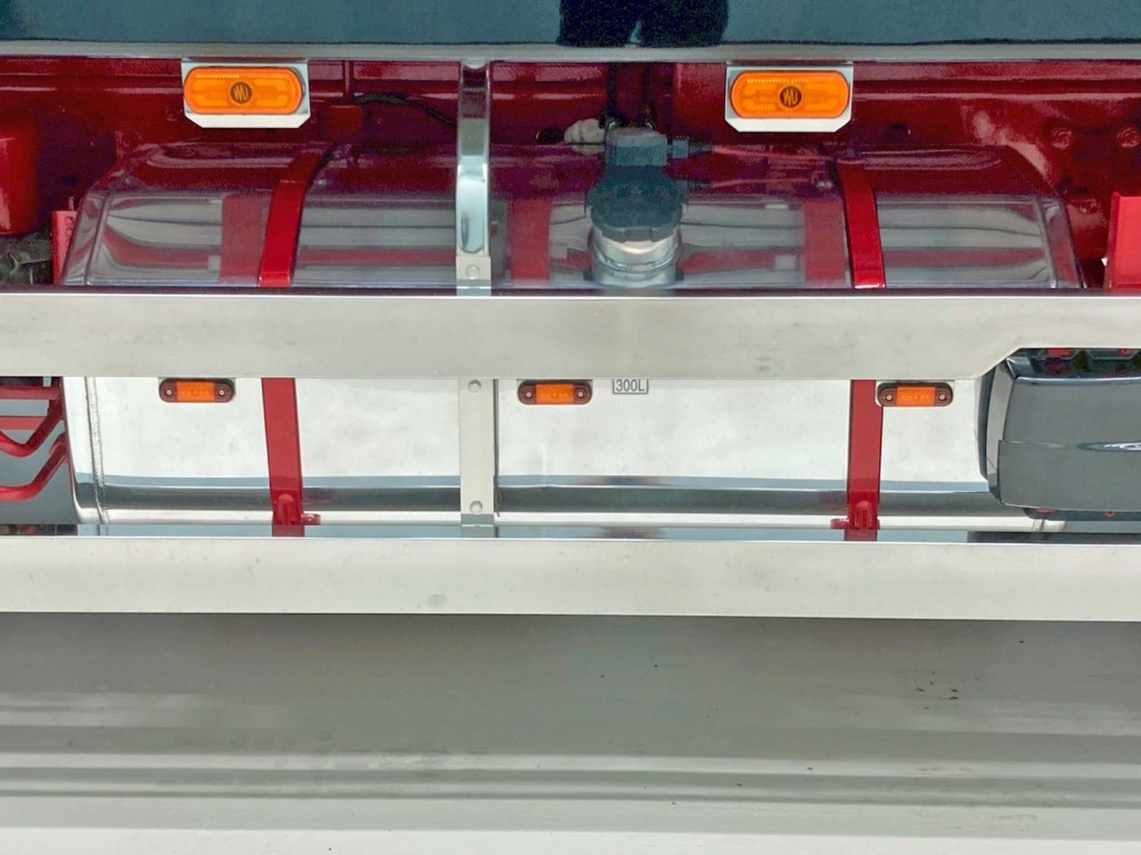 燃料タンクは300Lアルミ製です。|三菱 スーパーグレート 2KG-FS70HZの写真39