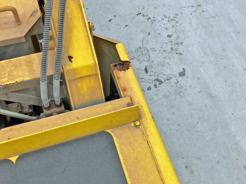 ボディー後方運転席側に腐食・穴あきがあります。|いすゞ フォワード TKG-FRR90T2改(2WD)の写真10