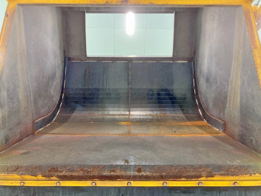 ホッパ内部の状態です。|いすゞ フォワード TKG-FRR90T2改(2WD)の写真13