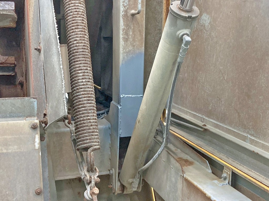 ホッパー前部助手席側ステー下部にパッチ当て箇所があります。|いすゞ フォワード TKG-FRR90T2改(2WD)の写真20