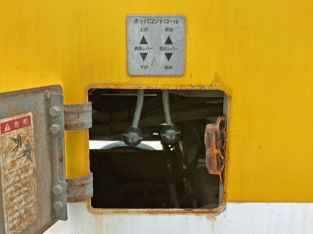 ボディー運転席側にホッパーの昇降 及び 排出レバーが付いています。|いすゞ フォワード TKG-FRR90T2改(2WD)の写真24