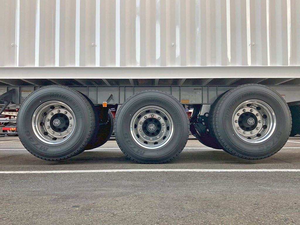 リフトアクスル機能付きです。(1・3軸目がリフトアップします)|トレクス CTB34004の写真17